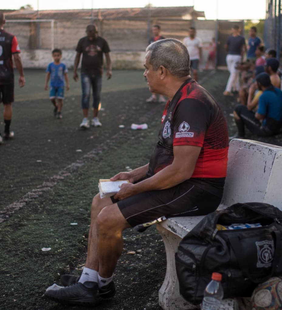 Diretor de time de várzea organizando o time no campo